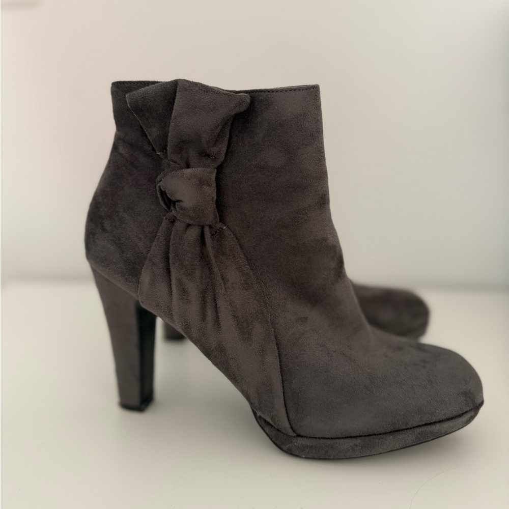 Elegant Gray Women's Ankle Boots